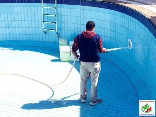 Vệ sinh hồ bơi đúng cách, tiết kiệm chi phí và công sức